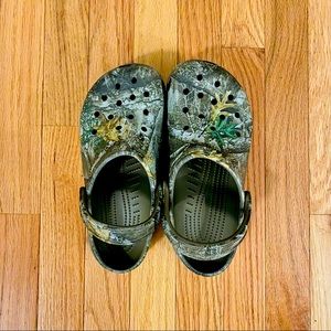 EXCELLENT CONDITION CAMO REALTREE CROCS W8 M6